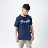 Remera azul marino de manga corta con el logo de Wrangler en el frente, con tipografía cursiva en color celeste delineada con un patrón de cuerda blanca.