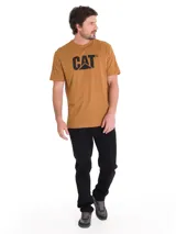 Remera Caterpillar de manga corta y cuello redondo, color marrón con gran logotipo negro impreso en el pecho.