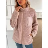 Campera de corderito color blanco, con cierre frontal completo, cuello alto y bolsillo frontal con cierre. Presenta un diseño forrado y cálido, ideal para la temporada de invierno.