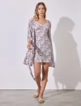 Conjunto de bata y camisón marca René Rofé. Camisón gris con estampado floral rosa, escote en V y aplique de encaje. Breteles regulables. Bata gris con estampado floral rosa y lazo de ajuste.