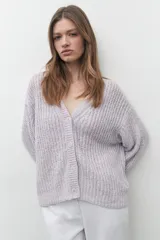 Cardigan lila de tejido de punto con escote en V y cierre con botones. Mangas largas y corte holgado.