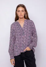 Blusa estampada de manga larga con cuello mao y escote en v. Cuenta con elásticos en el puño y frunces en cuello.