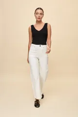 Pantalón wide leg de tiro alto color blanco, con diseño de cinco bolsillos y corte amplio.