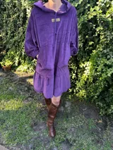 Vestido corto de terciopelo color violeta, con capucha, cordón ajustable, mangas largas abullonadas y bolsillo tipo canguro.