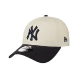 Gorra de béisbol New Era con visera curva, color beige con visera negra y logo de los New York Yankees bordado en azul marino.