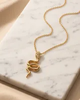 Collar de acero con baño de oro, compuesto por una cadena fina de eslabones y un dije en forma de serpiente con detalles brillantes en la cabeza.
