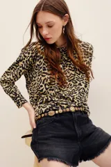 Sweater de punto con estampa animal print de leopardo, cuello redondo y manga larga.