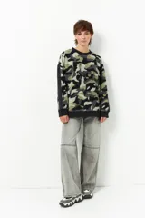 Buzo de polar con estampado animal print y mangas largas de nylon negro.