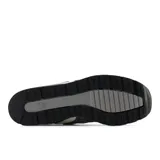 Championes New Balance 996 grises, confeccionados en gamuza y malla, con detalles en blanco y suela negra.