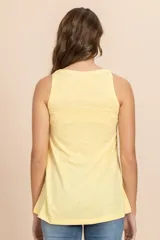Musculosa básica de corte holgado y cuello redondo, confeccionada en tejido ligero de color amarillo suave.