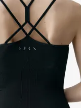 Monohid y enterito deportivo negro de activewear con diseño sin costuras, escote redondo y tirantes dobles finos, ajustado al cuerpo con short corto.