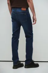 Jeans azul de tiro medio, corte recto y lavado stone wash con bigotes láser.