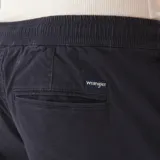 Short de gabardina azul marino, corte jogger, con puño en el ruedo, pretina elástica ajustable con cordón y bolsillos laterales.