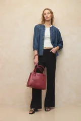 Pantalón de lino color beige, de corte recto y tiro alto, con costuras marcadas en el centro de cada pierna.