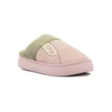 Pantufla abierta gris de poliuretano, con interior y borde de corderito sintético en tono tostado. Cuenta con una tira lateral decorativa con la palabra "SUPER" bordada y suela de goma.