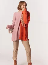 Buzo tejido oversized con bloques de color blanco y gris, cuello redondo en verde neón, tajos laterales y flecos verdes en las mangas.