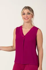 Blusa color beige lisa, italiana con guarda satén en el cuello y escote en V.