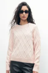 Sweater rosa pastel de tejido de punto con estructura en forma de rombos y apliques de perlas.
