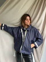 Campera azul marino con capucha y forro gris.