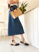 Falda midi de jean azul con abertura frontal y calce ajustado.