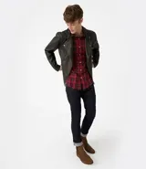 Pantalón de jean skinny azul oscuro, marca Blue Steel, confeccionado en 98% algodón y 2% elastano.