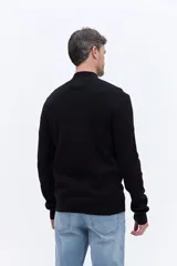 Campera de algodón color bordó con cuello alto, cierre frontal y bolsillos laterales. Presenta un diseño de textura sutil y puños elásticos.