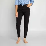 Pantalón de jean negro de corte slim, tiro alto y largo al tobillo.