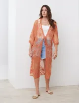 Kaftan largo de micro tul bordado color celeste, con mangas 3/4 y lazo de ajuste en la cintura.