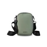 Bandolera de cuero sintético color negro, con doble cierre superior y correa de galón ajustable. Incluye un bolsillo interior de fácil acceso.