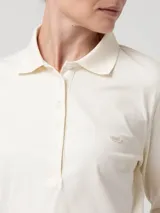 Remera de manga larga tipo polo confeccionada en piqué de algodón pima, con cuello camisero, tapeta con botones tono a tono y puños ajustados. Presenta un parche bordado con forma de pato en el pecho.