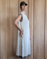 Vestido largo color lila, sin mangas, con cuello redondo y una gran estrella blanca estampada en la espalda. El cuello y el dobladillo inferior son de color beige.