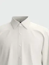Camisa blanca de corte slim fit, confeccionada en twill de algodón elástico de fácil planchado, con cuello clásico y cierre frontal con botones.