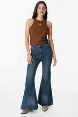 Jean de corte oxford con tiro alto y lavado localizado. Presenta un diseño de pierna acampanada con costuras reforzadas y cierre frontal con botón metálico.