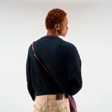 Sweater de tejido de punto acanalado color azul marino, con cuello redondo y manga larga abullonada. Presenta un estampado frontal en blanco con el texto "scuffers" en cursiva y debajo "EVERYDAY URBAN AESTHETICS".