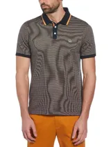 Polo de manga corta con tejido jacquard texturizado en tonos oscuros. Presenta cuello tipo polo en color azul marino con detalles de líneas en naranja y blanco, tapeta con botones y logo de la marca bordado en el pecho.