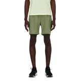 Short deportivo verde oliva de poliéster con tecnología NB Dry, cintura elástica con cordón de ajuste y bolsillos laterales.
