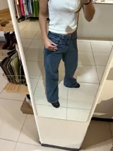 Pantalón de jean azul de corte wide leg.