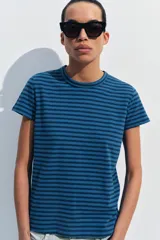 Camiseta de corte slim fit y diseño a rayas horizontales, con cuello redondo y mangas cortas.