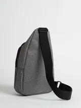 Bandolera negra con correa de hombro ajustable y cierre de cremallera. Tiene un bolsillo frontal con cremallera y un pequeño logo en la parte inferior.