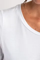 Remera blanca de algodón, de corte recto y mangas cortas.