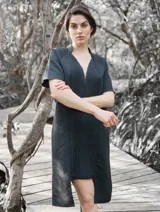 Vestido negro de algodón y lino con textura en la parte delantera, corte a la rodilla y mangas cortas.