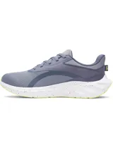 Championes de running Under Armour Ascend color gris, con parte superior de malla transpirable, entresuela Charged+ Cushioning blanca con detalles salpicados, suela de goma con detalles en verde lima y el logo de la marca en el talón.