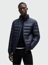 Chaqueta puffer azul marino con cierre frontal y cuello alto.