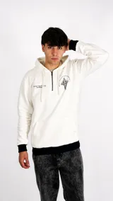 Hoodie color blanco con cierre frontal parcial, capucha con cordones ajustables, bolsillo tipo canguro y puños y ruedo en color negro. Presenta estampados gráficos en el pecho.