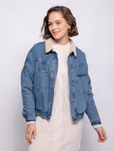 Campera de jean negra con cuello de corderito color crema, cierre frontal con botones metálicos, bolsillos frontales y laterales, y elástico en la cintura.