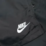 Short de baño Nike color negro, con cintura elástica ajustable mediante cordón blanco y logo de la marca bordado en la parte inferior de la pierna.