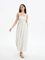 Monoprenda larga color blanco off white, con escote cuadrado y cuerpo estilo nido de abeja elástico. Presenta tirantes anchos y perneras amplias y sueltas.