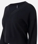 Suéter de punto color negro con escote en V estructurado, mangas largas y puños ajustados. Presenta un corte regular y diseño liso.