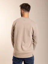 Sweater azul de cuello redondo y manga larga.