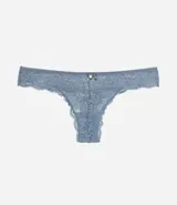 Bombacha tipo bikini de encaje floral color azul, con detalle de pequeña moña y aplique metálico en la cintura. Presenta un diseño cavado en la parte trasera.